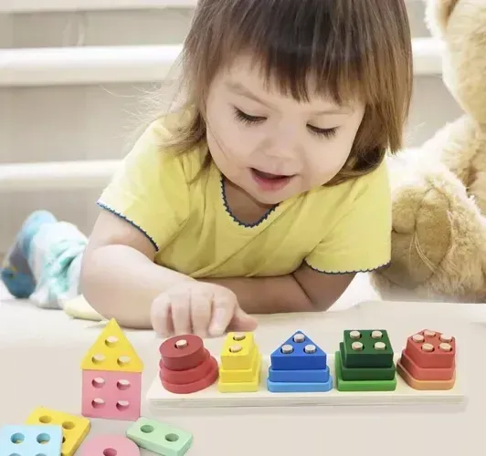 Fa formaillesztő tüskékkel, 15 elemmel és 5 geometriai formával