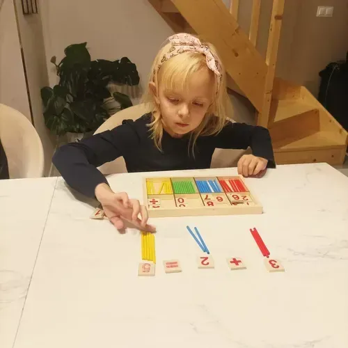 Numărătoare din lemn cu bețișoare și cifre 72 piese, semne matematice, cutie din bambus, învățarea numărării, culori
