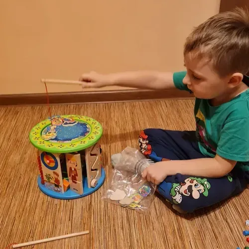 Cub Montessori din lemn pentru copii 11 în 1 cu sortator de forme și labirint cu mărgele