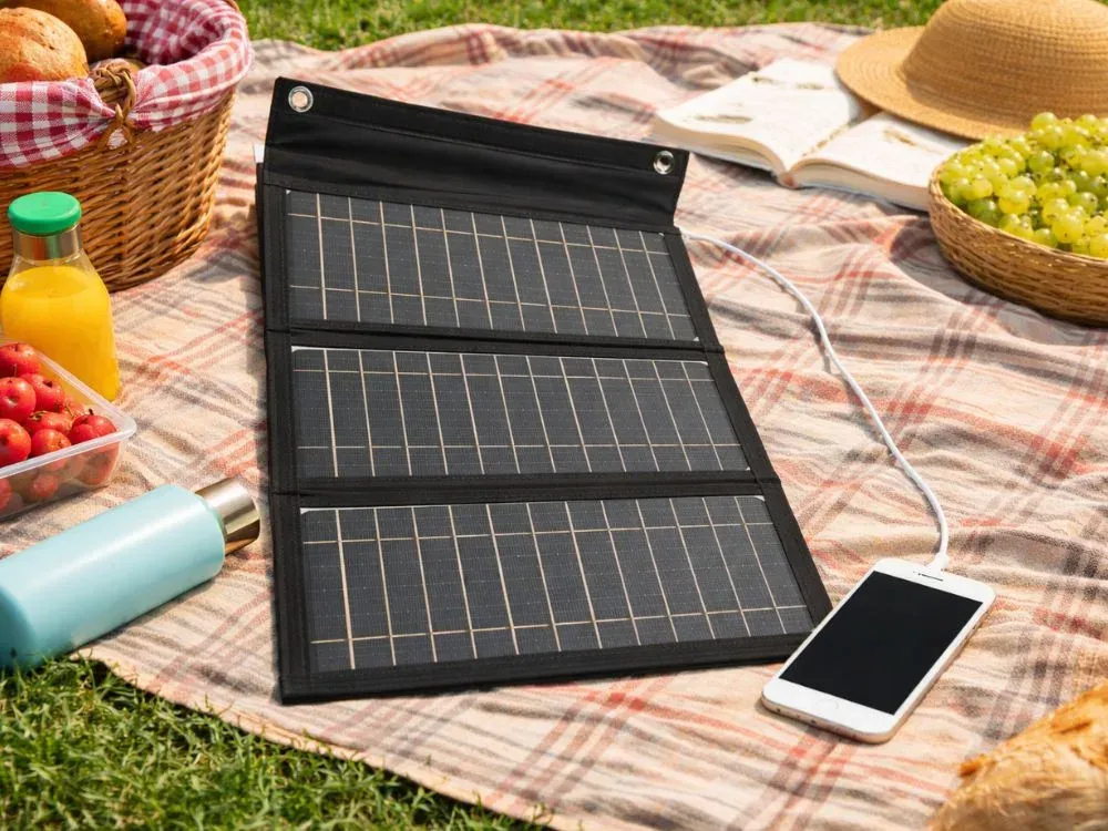 Přenosný skládací solární panel 20 W s USB-A a USB-C pro nabíjení mobilů a powerbank na cestách