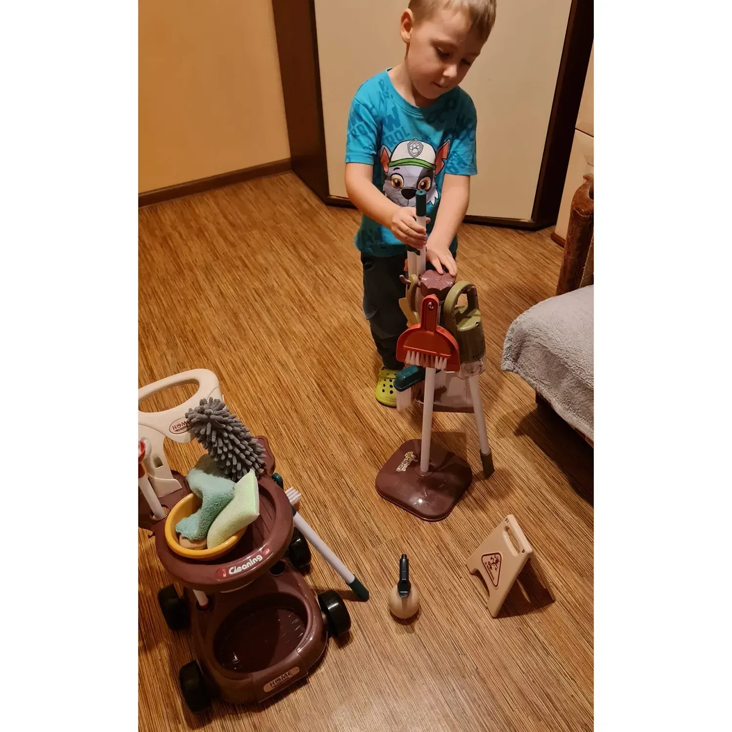 Set de curățenie pentru copii cu 18 piese, cărucior, aspirator funcțional pe baterii, mop și găleată