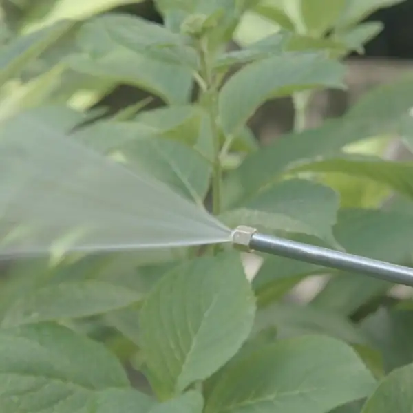 Stříbrný vysokotlaký nástavec na zahradní hadici 1,2 MPa s 2 režimy proudu a univerzální koncovkou