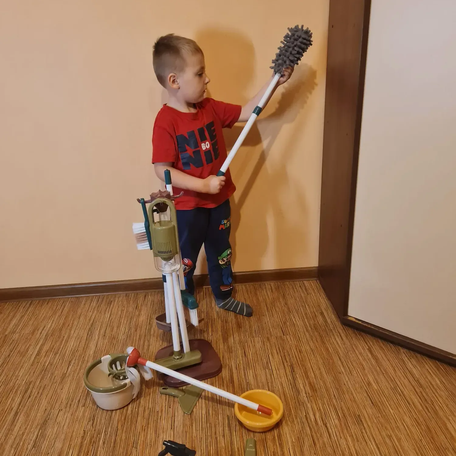 Set de curățenie pentru copii, 15 piese, cu aspirator funcțional, mătură, mop și suport