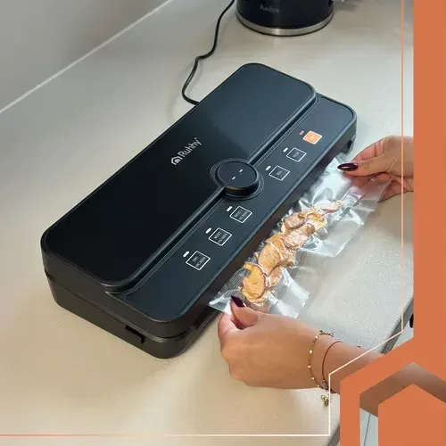 Černá vakuovačka potravin 110W se 6 režimy, sání 80 kPa, řezačka fólie, šířka sáčku 30 cm, sous vide