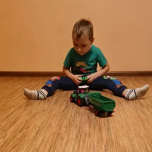 Zöld távirányítós RC traktor billenős pótkocsival, LED-világítással, USB-töltéssel