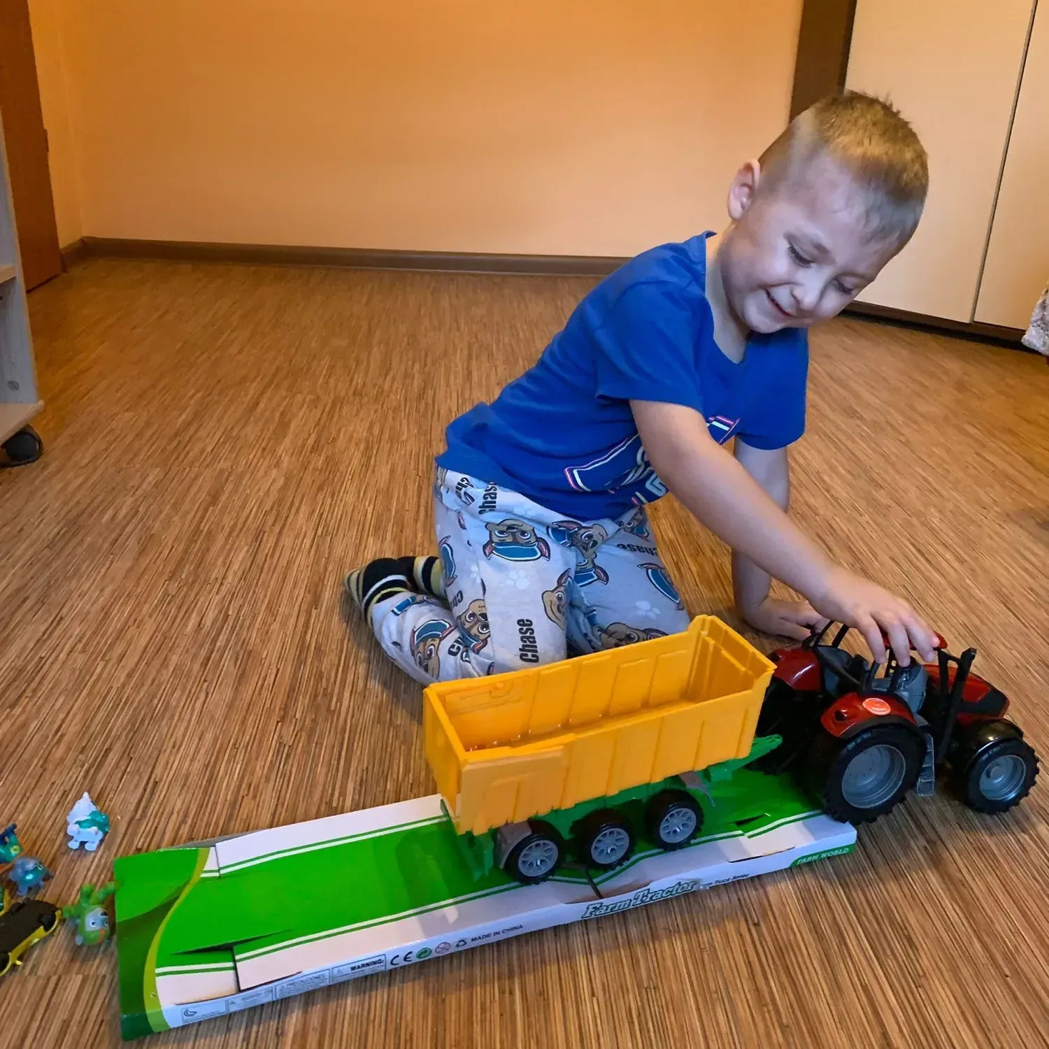 Traktor na setrvačník se sklápěcím přívěsem a otevírací kapotou