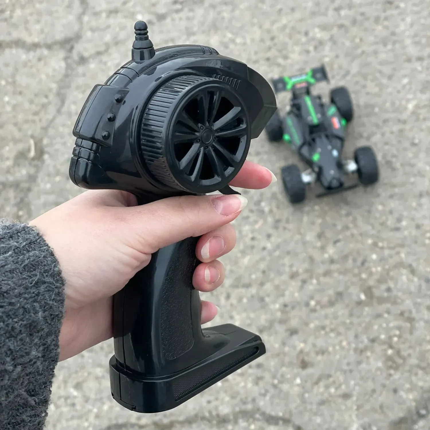Samochód terenowy RC zdalnie sterowany 1:18, prędkość 15 km/h, 2,4 GHz, 4 amortyzatory, 2 akumulatory, zasięg 40 m