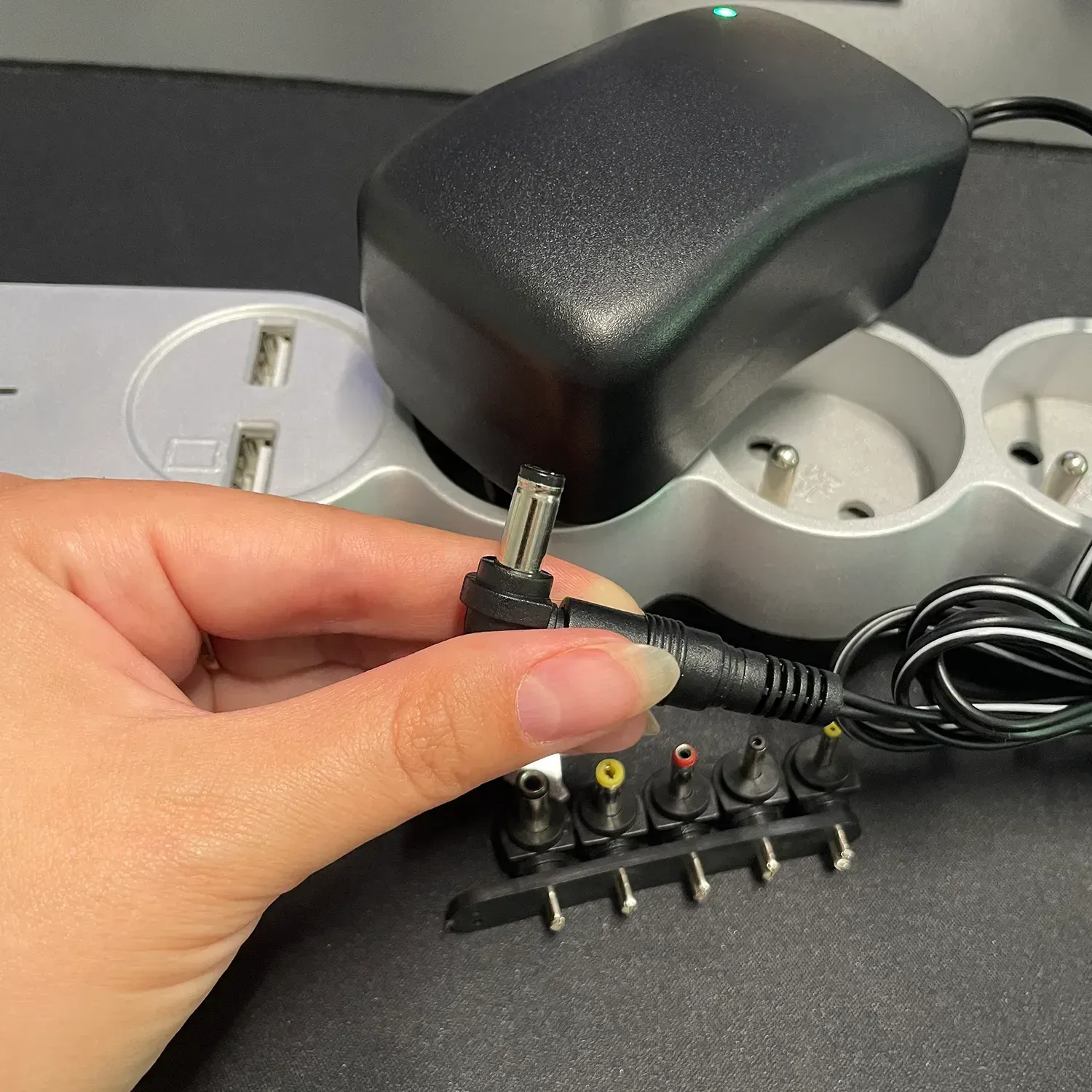Sursă de alimentare universală neagră de 30 W, cu tensiune reglabilă între 3 și 12 V, USB și 6 mufe