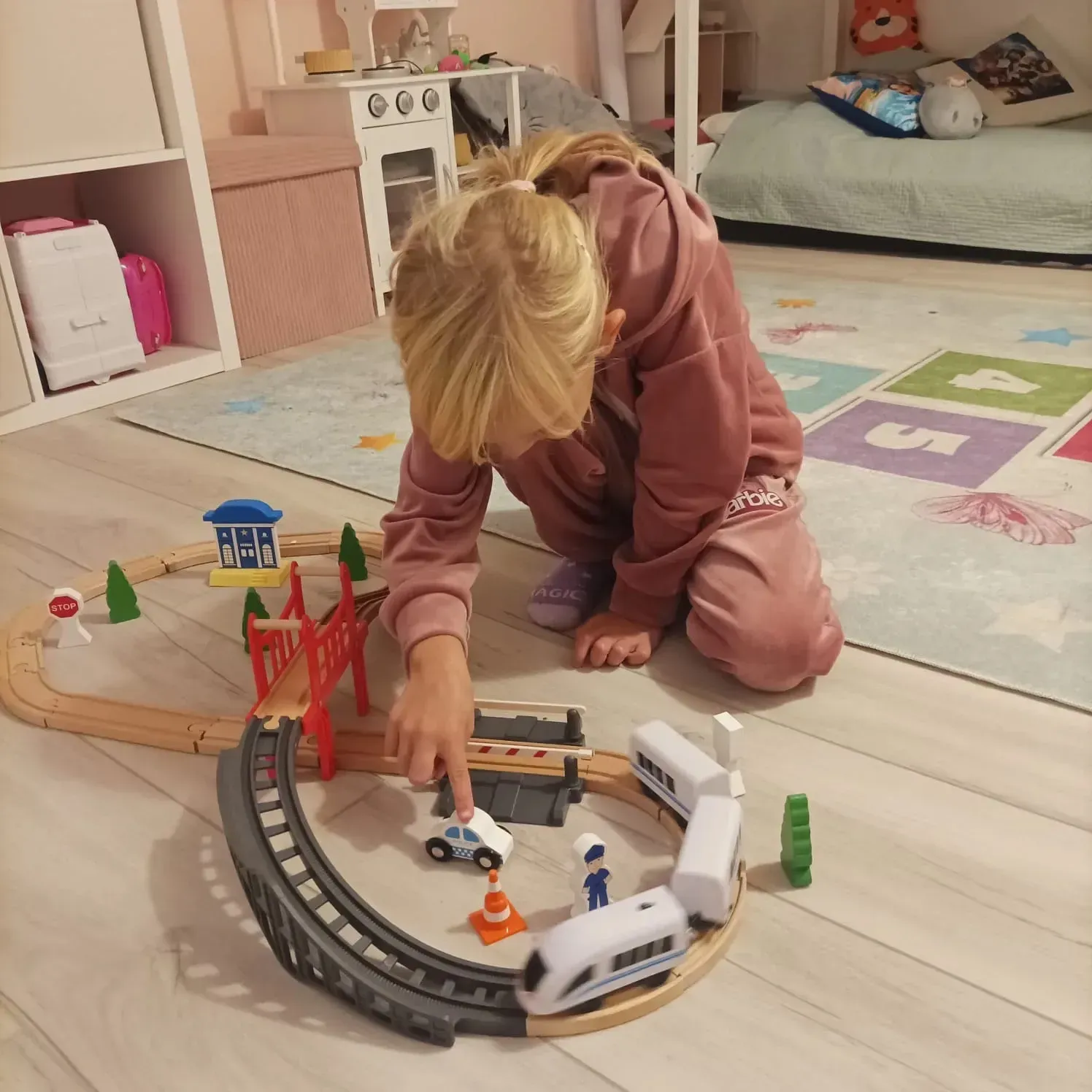 Cale ferată din lemn cu trenuleț pe baterii și vagoane cu cuplare magnetică, set de 37 de piese, lungimea traseului 3,2 m