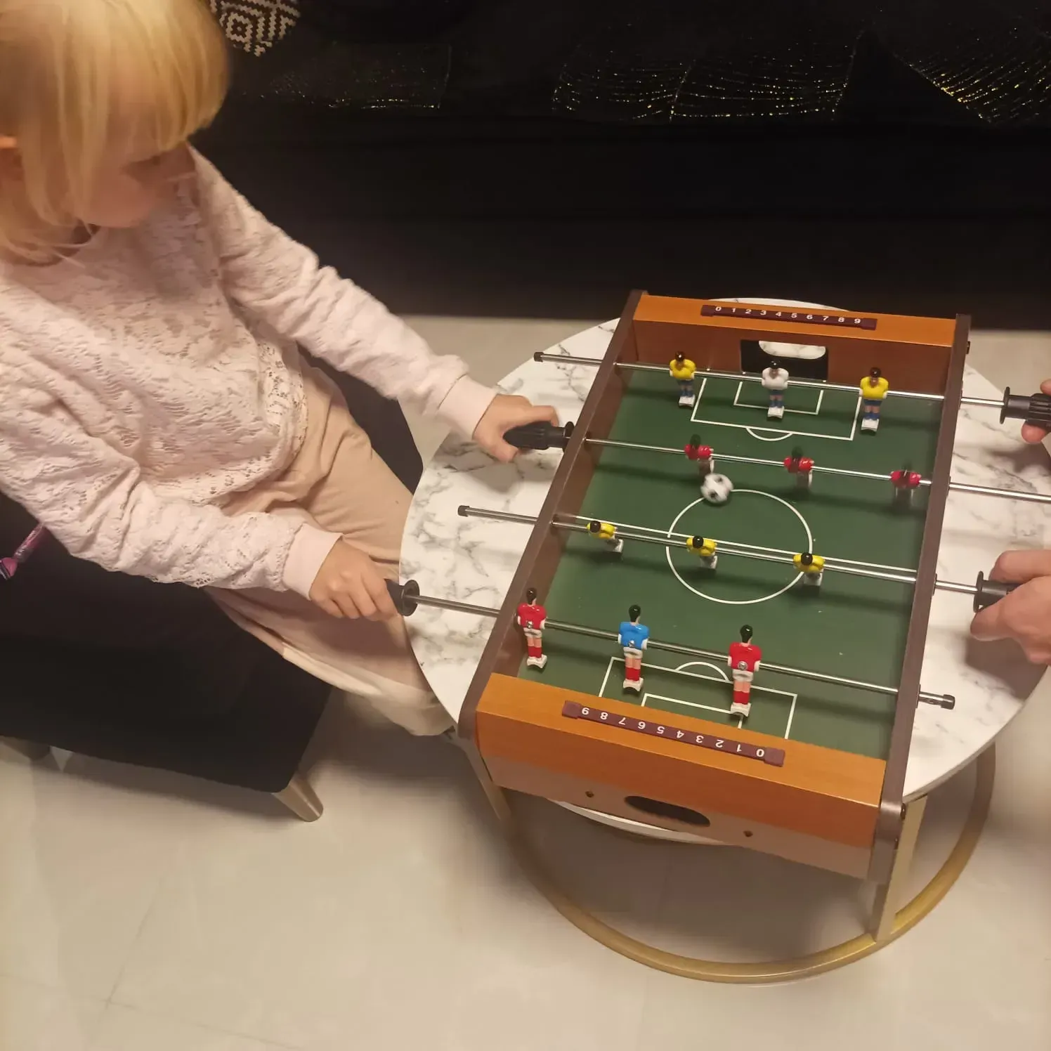 Stolný futbal pre deti a dospelých 50×31 cm, 12 figúrok, 2 loptičky, počítadlo skóre, protišmykové rukoväte