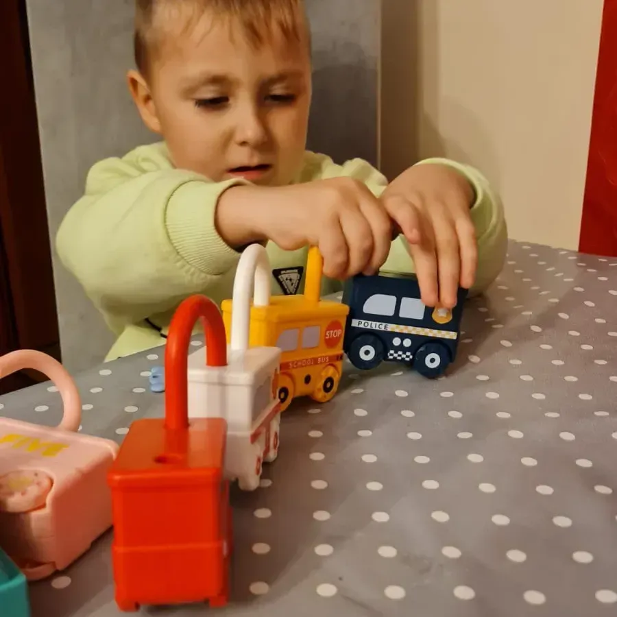Záras kisautókészlet a finommotorika gyakorlásához, 6 jármű és 7 kulcs