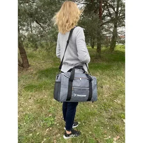 Šedá palubní taška s nastavitelným popruhem a kapsou na zip, voděodolná, objem 20 l