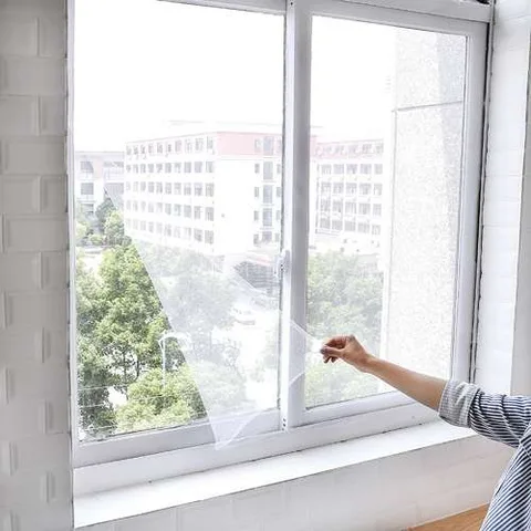 Bílá okenní síť proti hmyzu 130×160 cm, moskytiéra na okno s páskou na suchý zip 5 m, polyester, oříznutelná